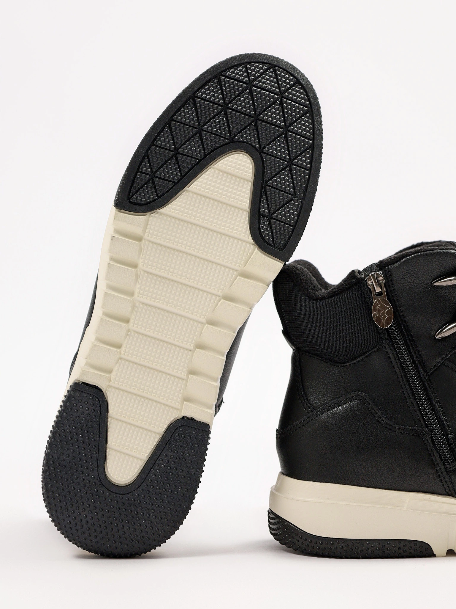 Ботинки комбинированные черного цвета на контрастной средней подошве